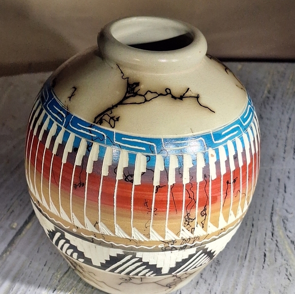 Native American Navajo Horsehair Signed Etched Pottery Vase Blue/Red/White - Picture 11 of 12